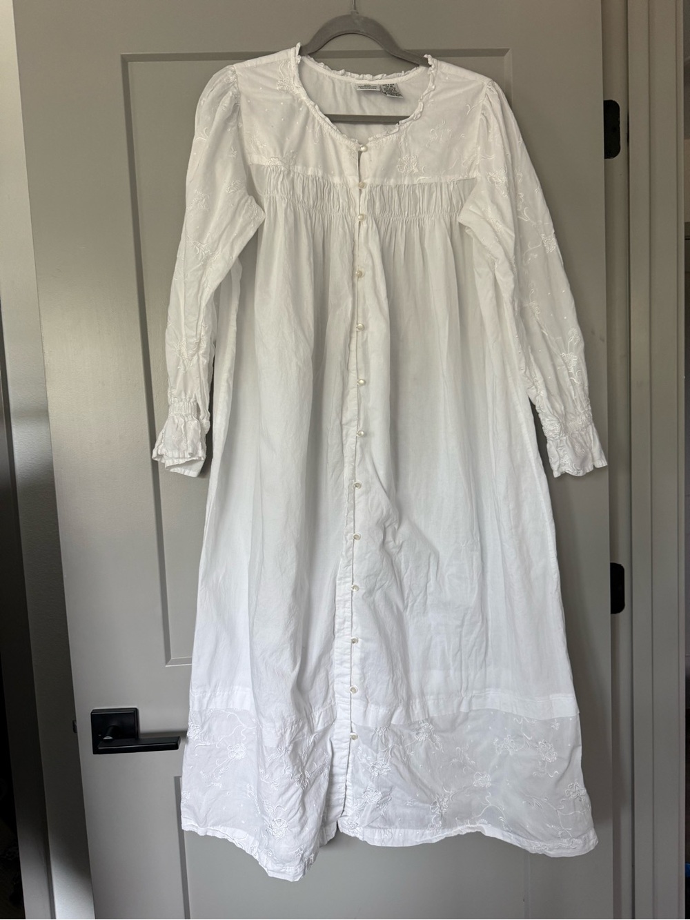 Smithsonian Institution Traditional Nightgown White  Embroidered Buttons Medium